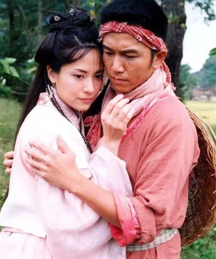 回顾港姐郭羡妮:舍豪门嫁穷小子,自费结婚生子,为农村公婆买房