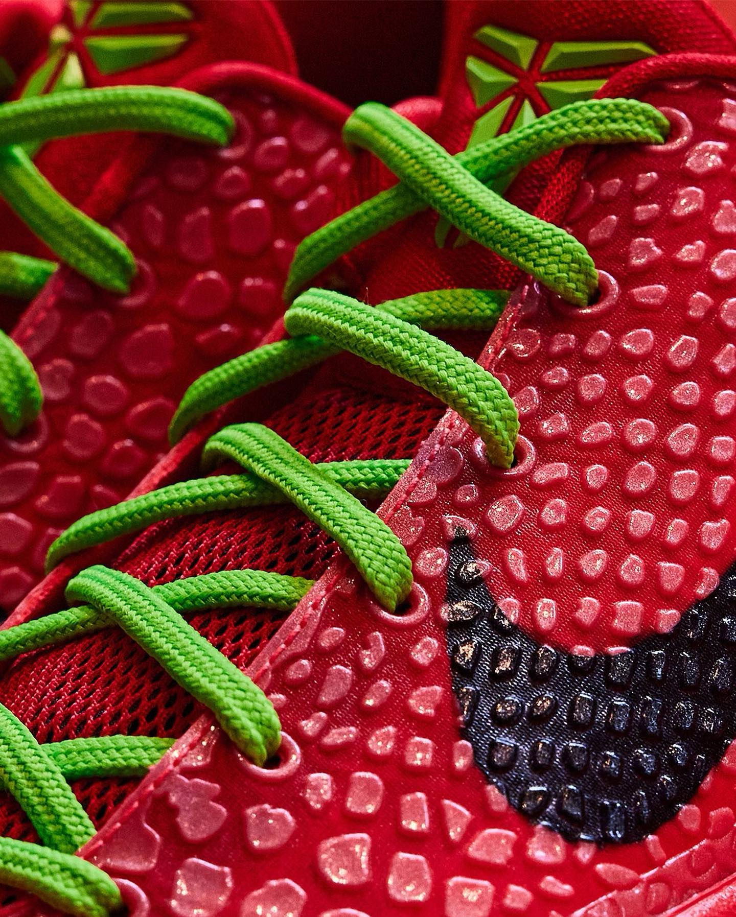 瓦妮莎宣布:两双 kobe 战靴即将登场!