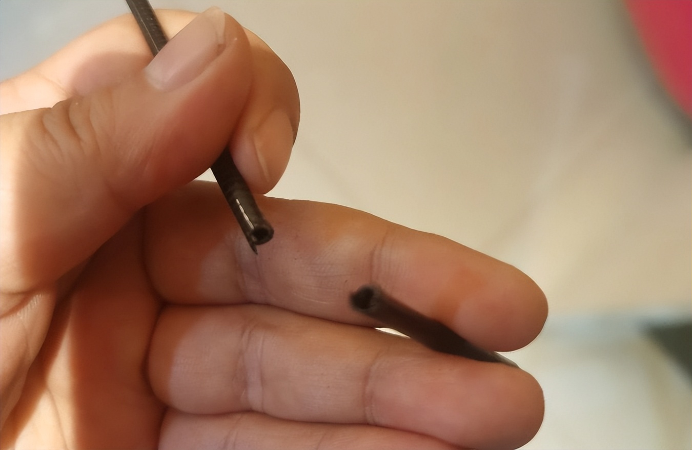 刚到手的新鱼竿还没沾水就断了,竿稍很脆,钓鱼人千万别粗心