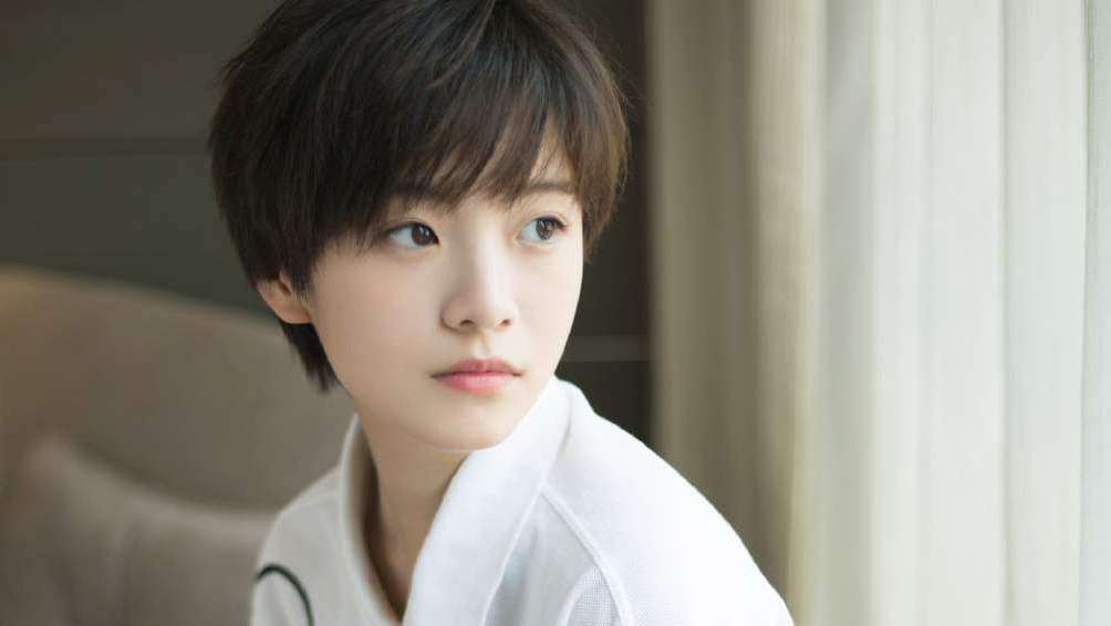 工作>学历?英子李庚希没上大学,却是资源不断,未来可期