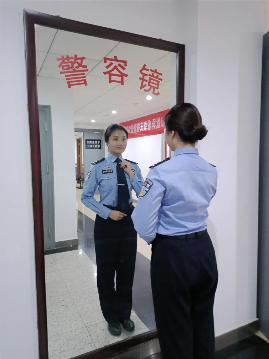 03 04 05 06 在社区工作中, 新街口派出所民警刘涛担心小区物业和居民