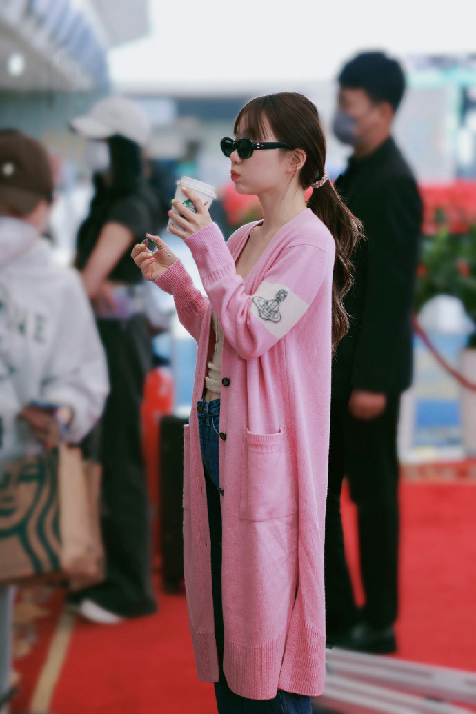 徐梦洁真是甜美穿搭女王,粉色长衫穿出满满元气感,时尚感爆表!