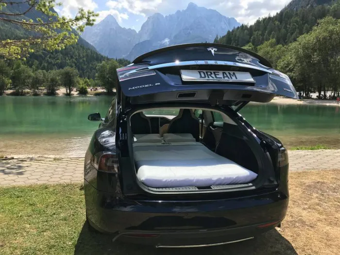 买特斯拉的人都喜欢拿来睡觉