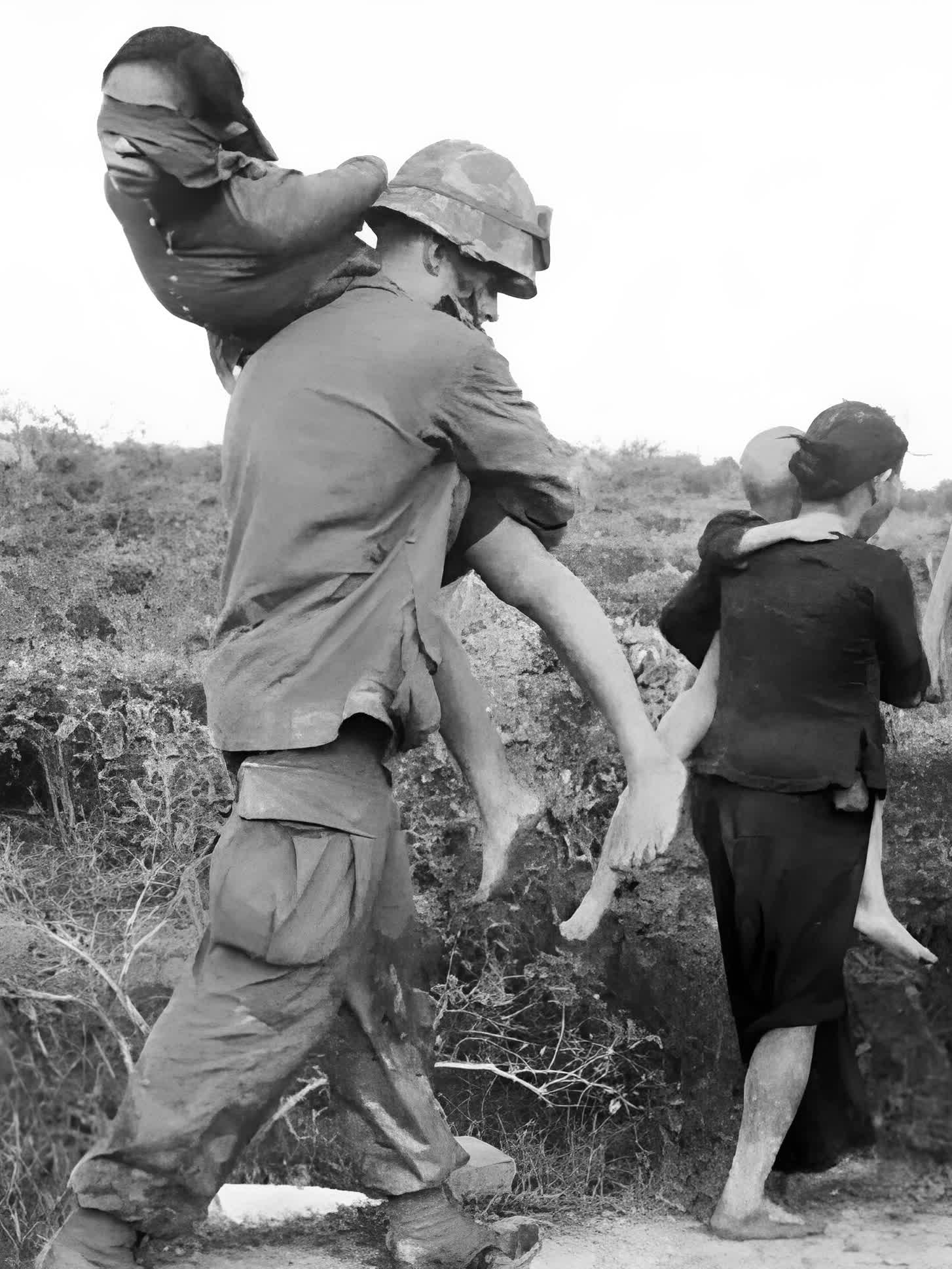 1971年越战时期,一位年轻的越南女兵在被俘后,被美国大兵扛在肩上.