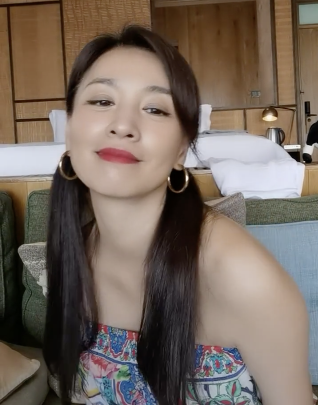 张庭扎双马尾穿抹胸衣超性感,看到衣服勒出的赘肉,让人不忍直视