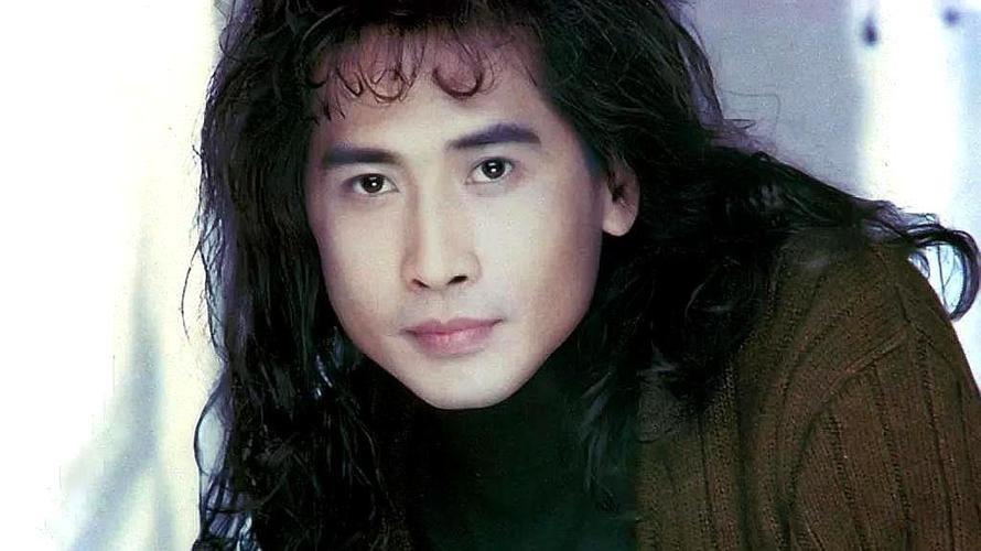 63岁齐秦宴会照爆出,头发稀疏大肚腩,与前女友王祖贤天差地别