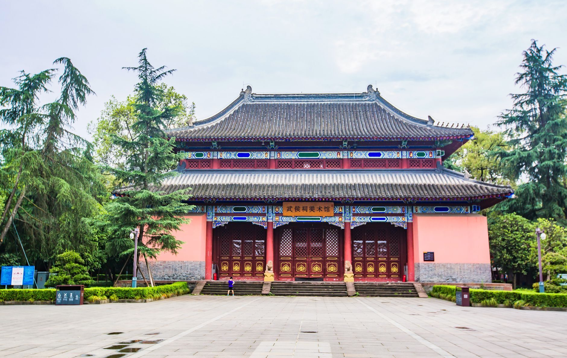 成都有一座南郊公园,环境优美,园中的围墙成为了打卡圣地