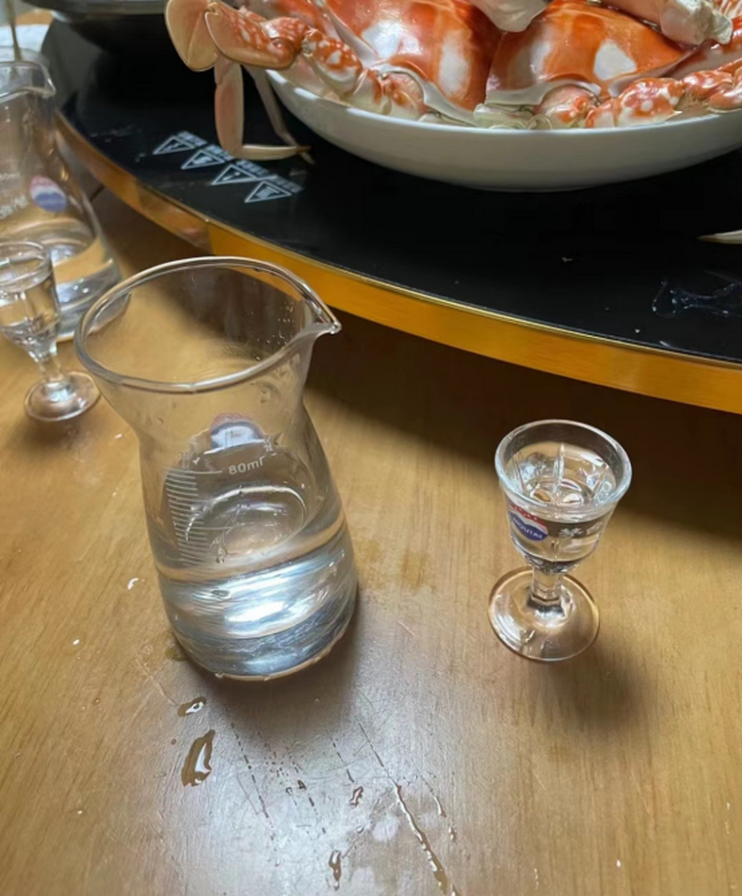 竟给店家上了一课,喝酒吃饭到店铺打烊才走.