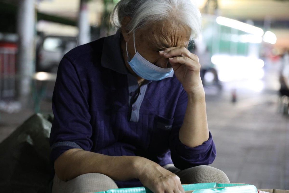 苦命人!66岁老太"深夜"捡废品:孙子白血病,家里花光积蓄!