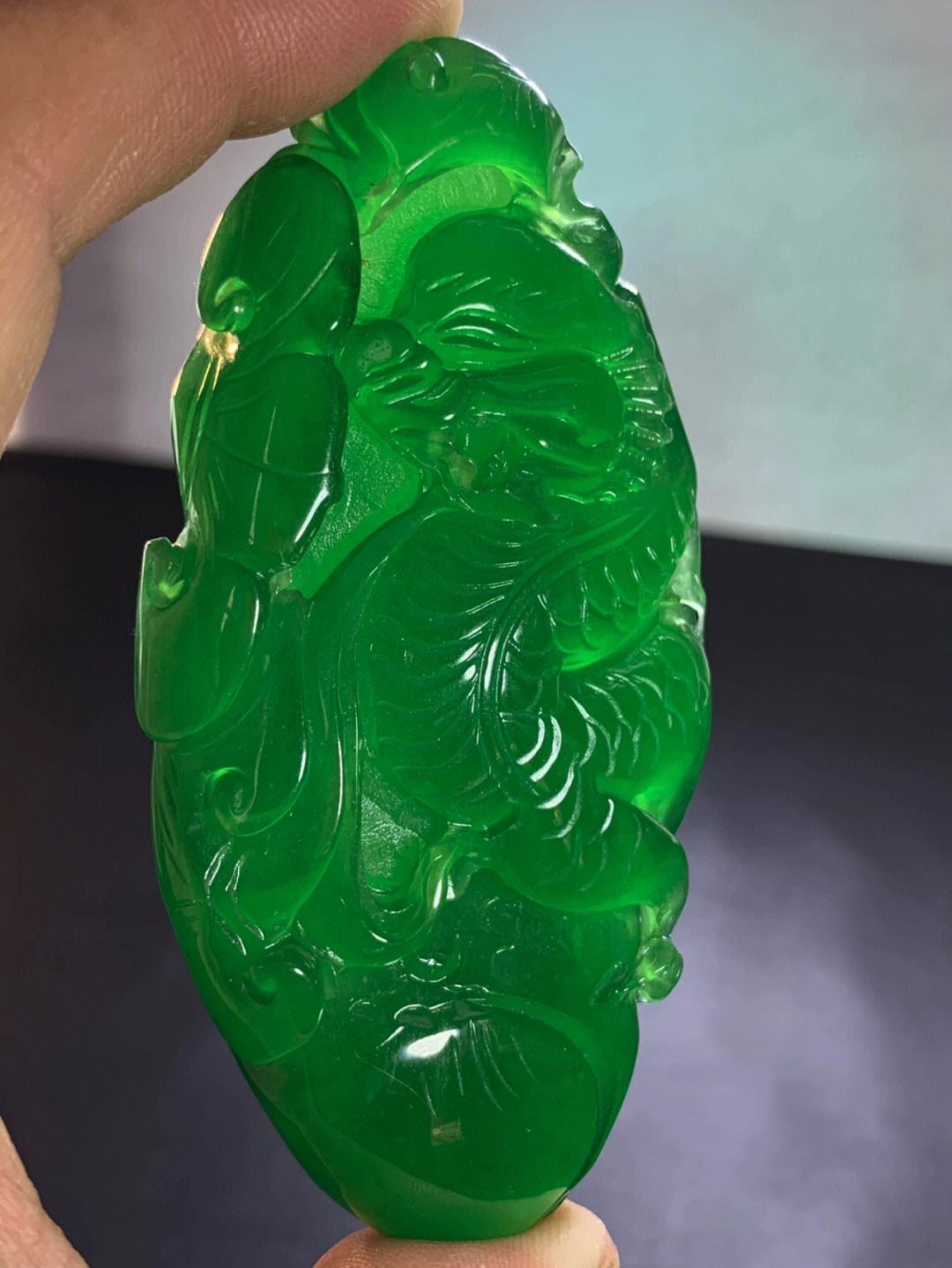 龙石种翡翠:稀世珍品,人体瑰宝