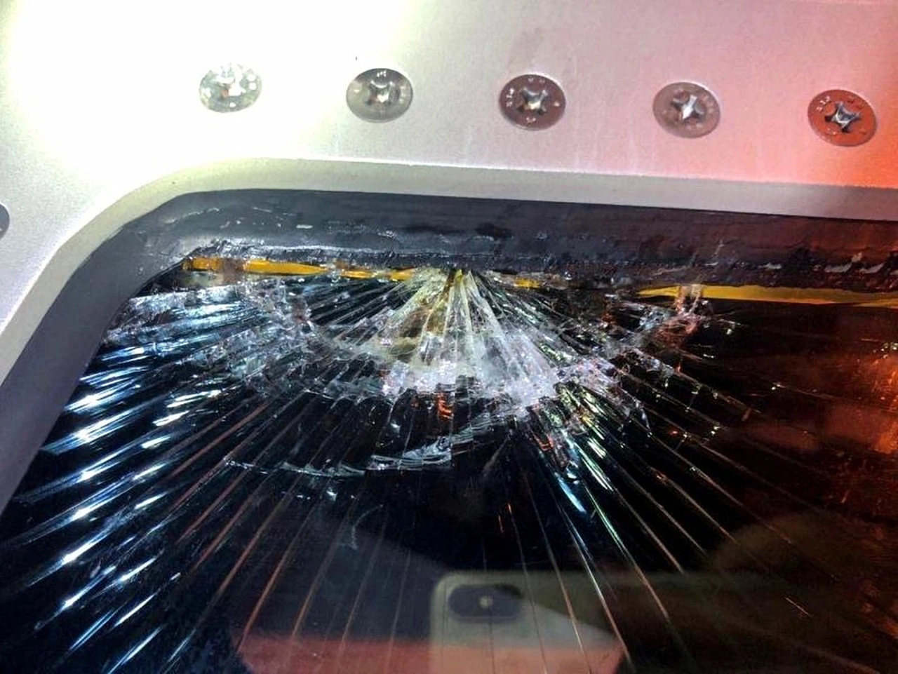飞机玻璃破碎事件图片