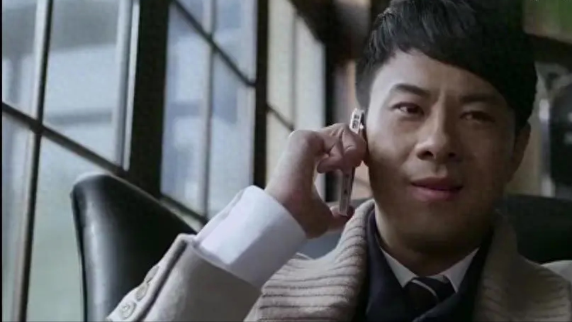 杨子华又高兴到门口玩他喜爱的飞鸟,突然两名陌生人站到杨子华面前,说