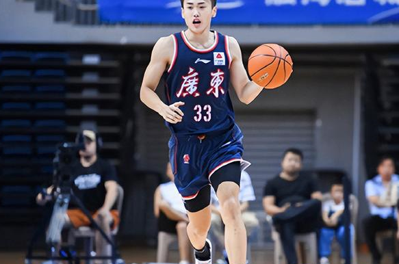 cba新星观察:球风又硬又横,广东男篮"小郑睿"诞生