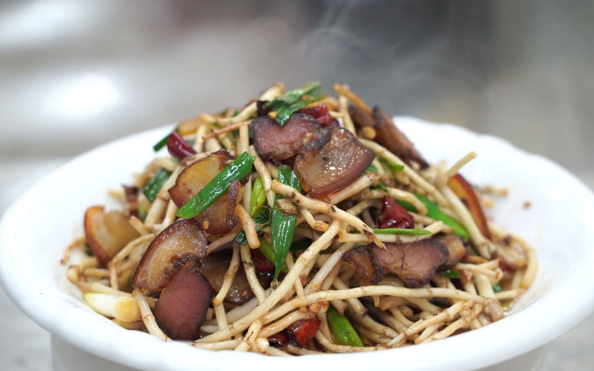 这道菜品具有爽口的特点,主要食材为腊肉,折耳根,芫荽等,调料为料酒