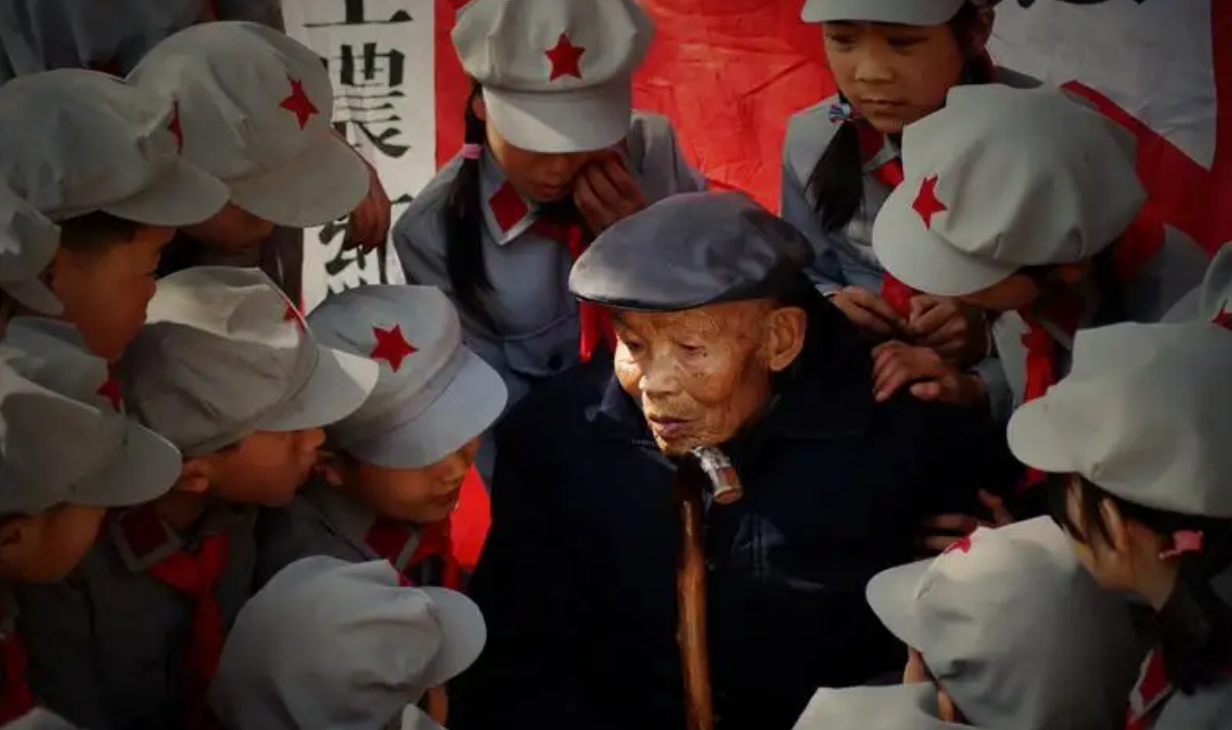 1980年,江西軍區召開會議,一名72歲獨臂老人突然發言:我想寫書