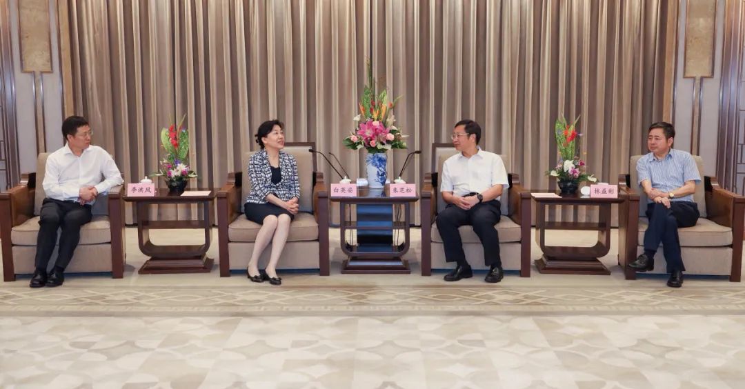 国资委总会计师白英姿与上海市政府副秘书长朱芝松举行会谈,李洪凤等