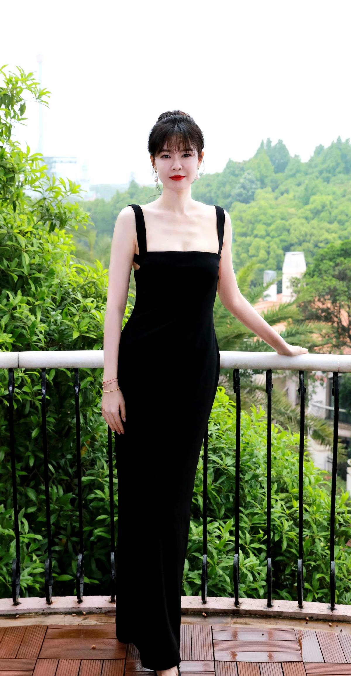 李艾才是"人间尤物",穿泳衣在海边玩耍,没想到身材这么火辣