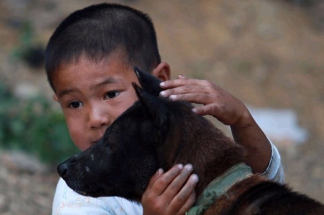 艾滋孤儿阿龙父母染病去世被村民排挤孤立连亲奶奶都不要他