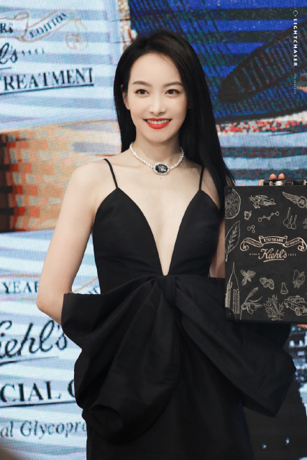 宋茜穿黑色幽雅夜蝶裙走秀 勾勒曼妙曲线