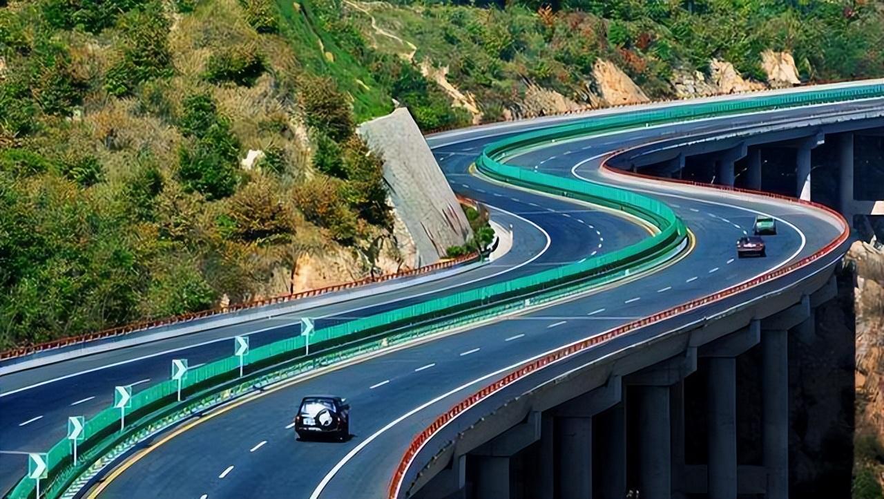 每天营收15亿元的高速公路,却持续8年亏损?钱都去哪里了?