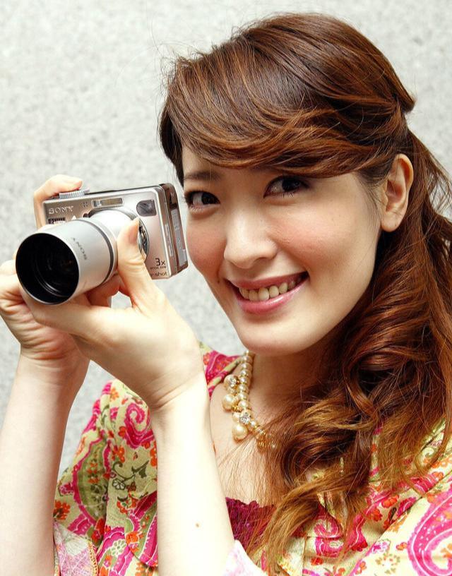 杨思敏平时保养的太好吧,虽然是70后女人,但看着挺年轻