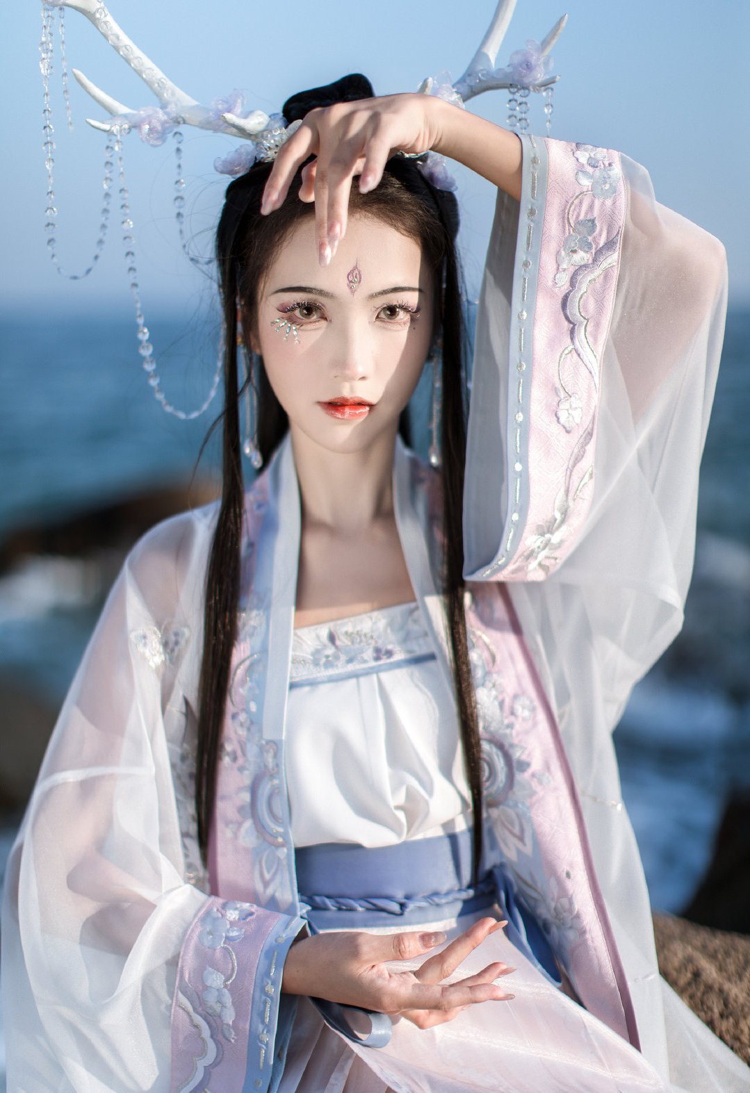十里不愧是知名汉服模特,用"龙角"来搭配汉服,梦幻又仙气