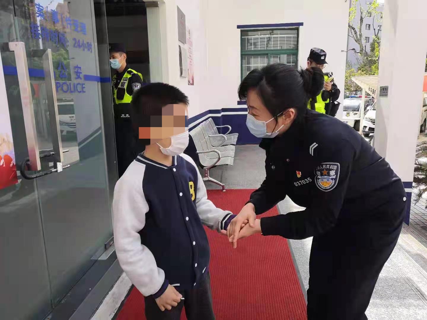 警察打小孩图片