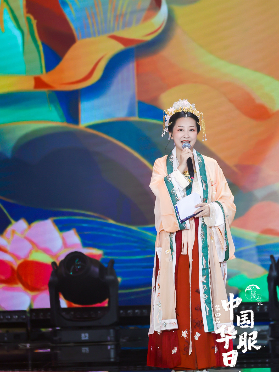 现在的主持人真会玩,穿"汉服"上台主持,满满的东方韵味