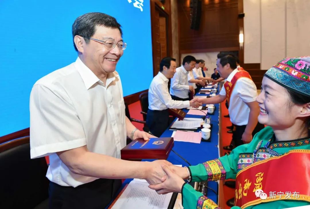 雷春艳获"全省民族团结进步模范个人"殊荣