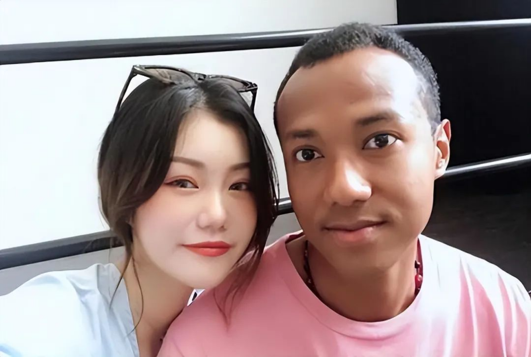 35岁女博士回国相亲,却遭嫌弃:她在国外和黑人同居了3年