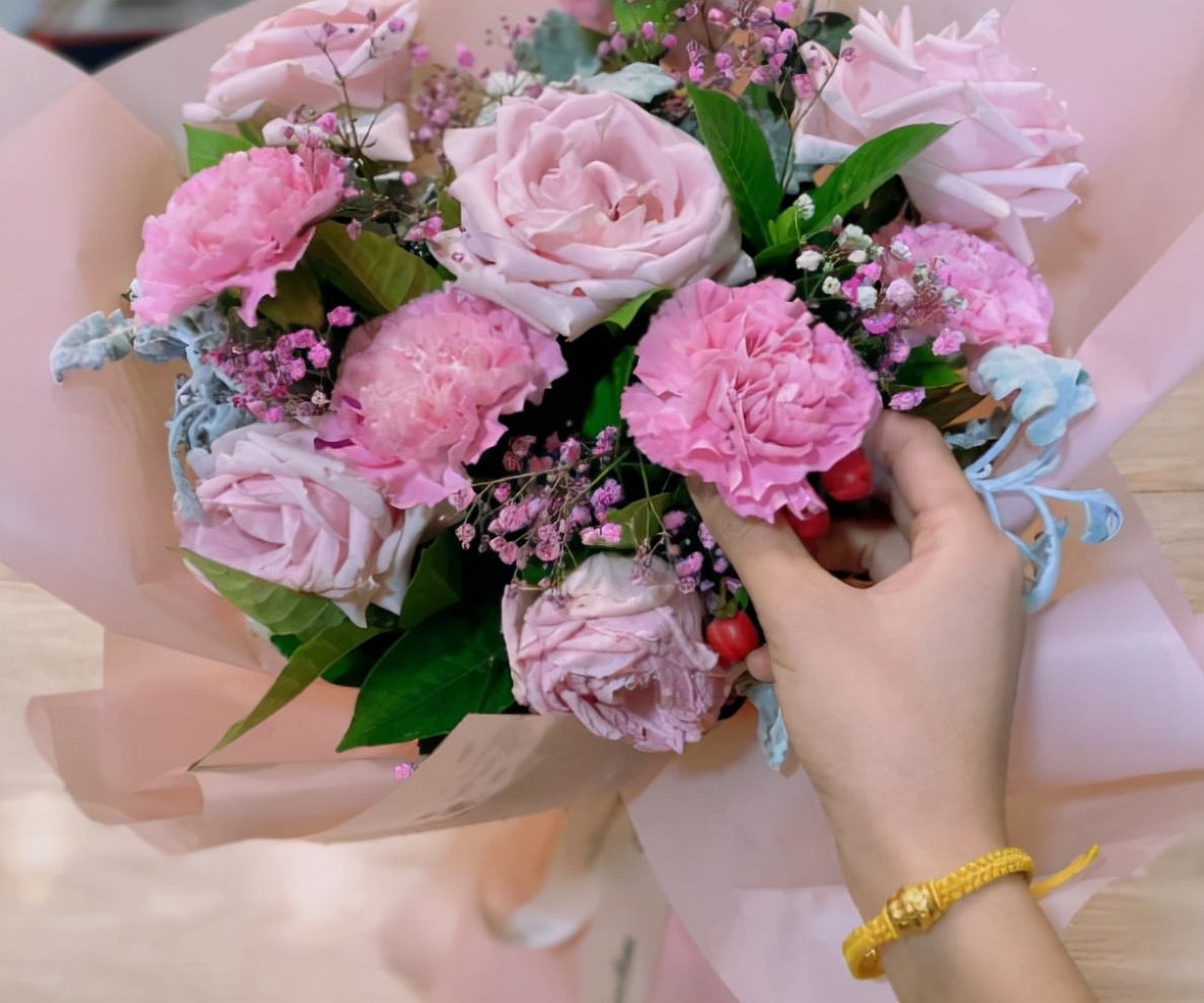 陈艾森26岁生日太幸福!相恋三年女友肤白貌美,定情信物太抢镜