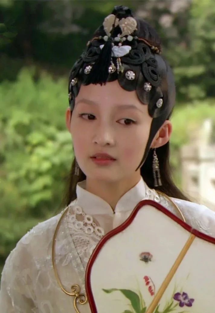 李沁勇敢尝试液体裙,裙摆直接露出大腿,杜江的眼神都变了!