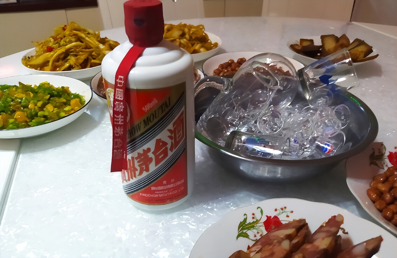 郑州老板请客吃饭,喝光3瓶茅台,结束时饭店竟不让把空酒瓶带走