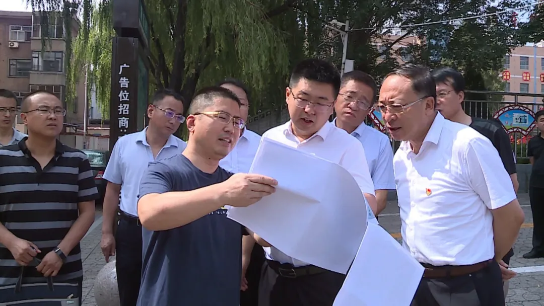 孝义:杨光就人行过街天桥建设及部分道路规划情况进行调研