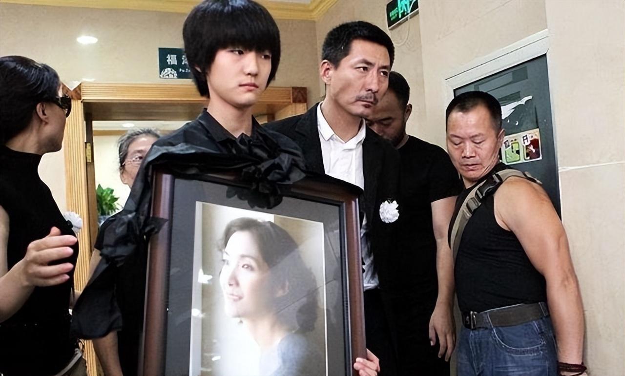 著名李婷患癌去世,葬礼上前夫张子健痛哭不已,亲弟急着分遗产?