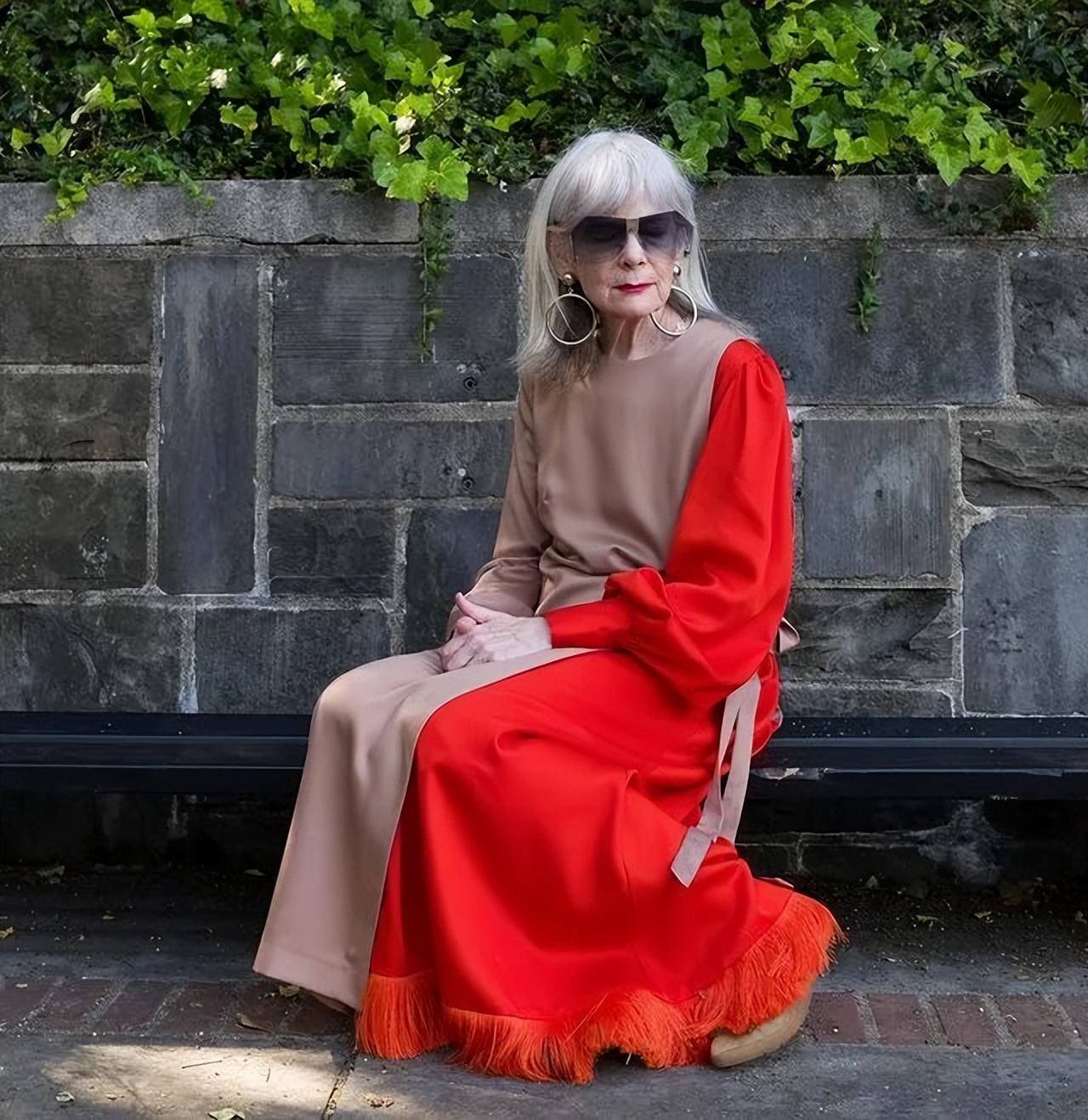 被67岁白发奶奶惊艳:自然"中长发",优雅时髦,美成奶奶辈榜样