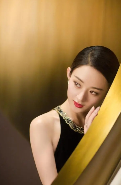 冯小刚身旁坐着赵丽颖,美丽逼人,冯导问王中磊:这人是谁啊