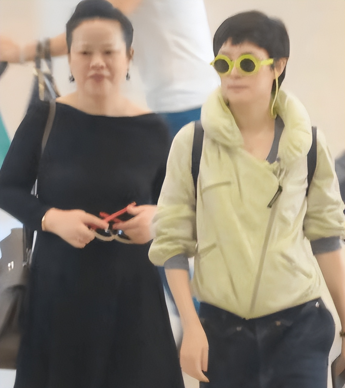 孙俪60岁妈妈像贵妇穿印花裙还要挖个洞时尚感不输女明星