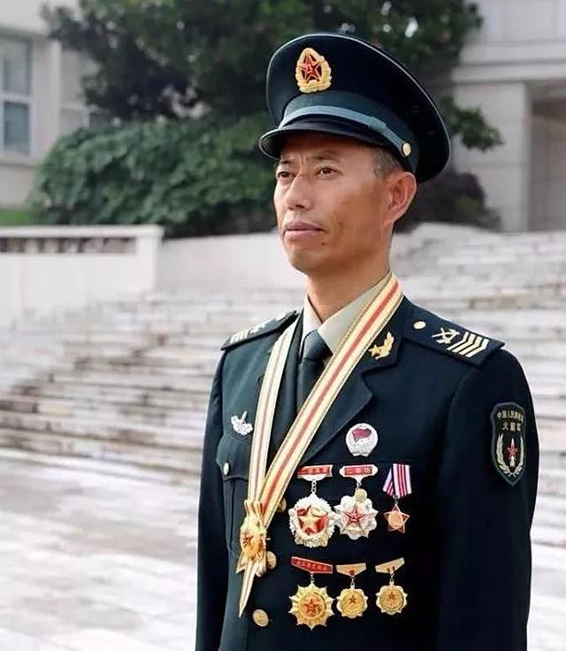 回顾安徽兵王仅初中文化入伍34年有召必回退役后女儿继承父业