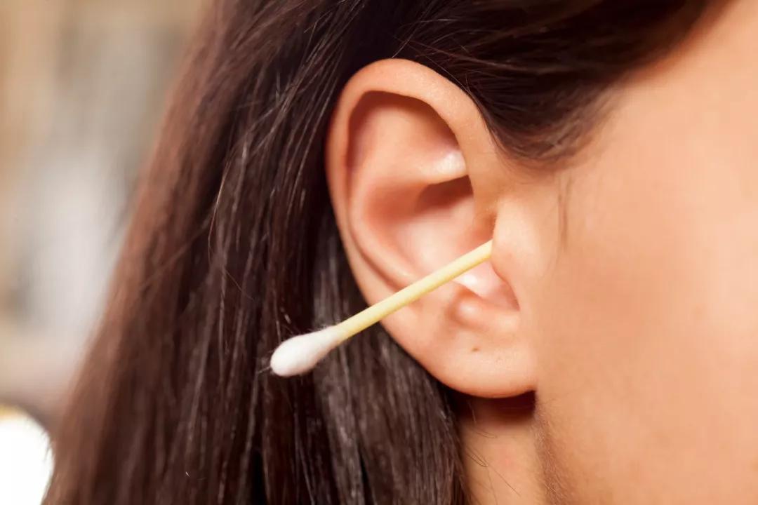 有的人耳屎是湿的,而有的人却是干的?或和这件"尴尬事"有关
