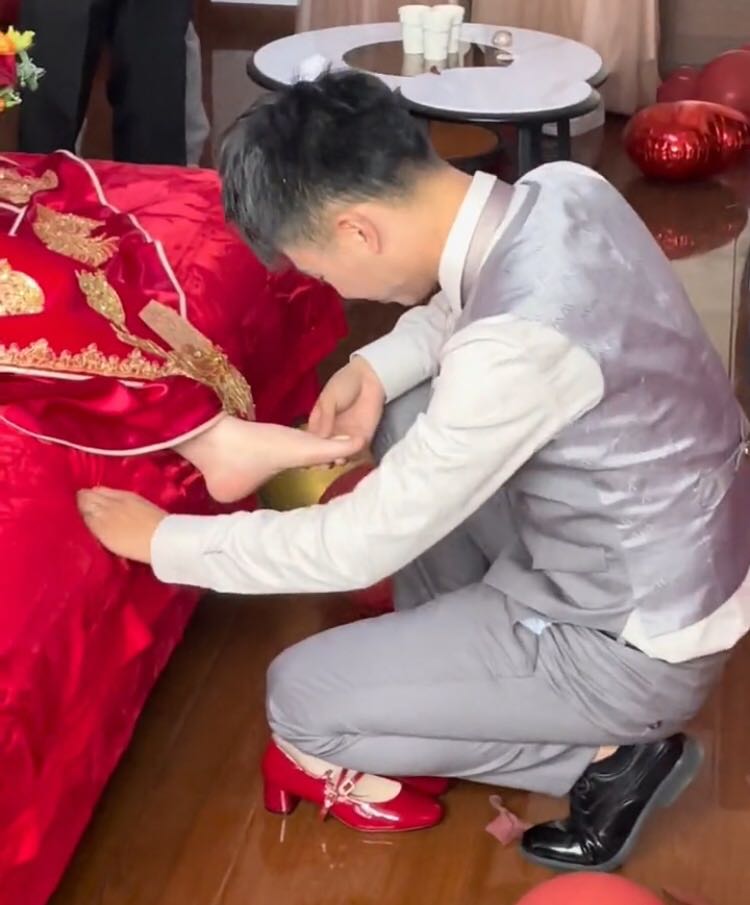 婚礼当天,新郎无奈亲吻新娘脚背,网友:我看到了爱情的真相