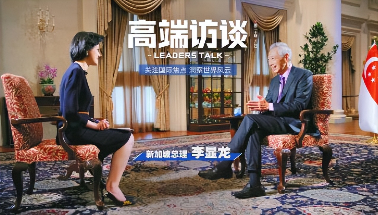 主持人邹韵走红,采访李显龙被赞大国风范,教育经历不简单