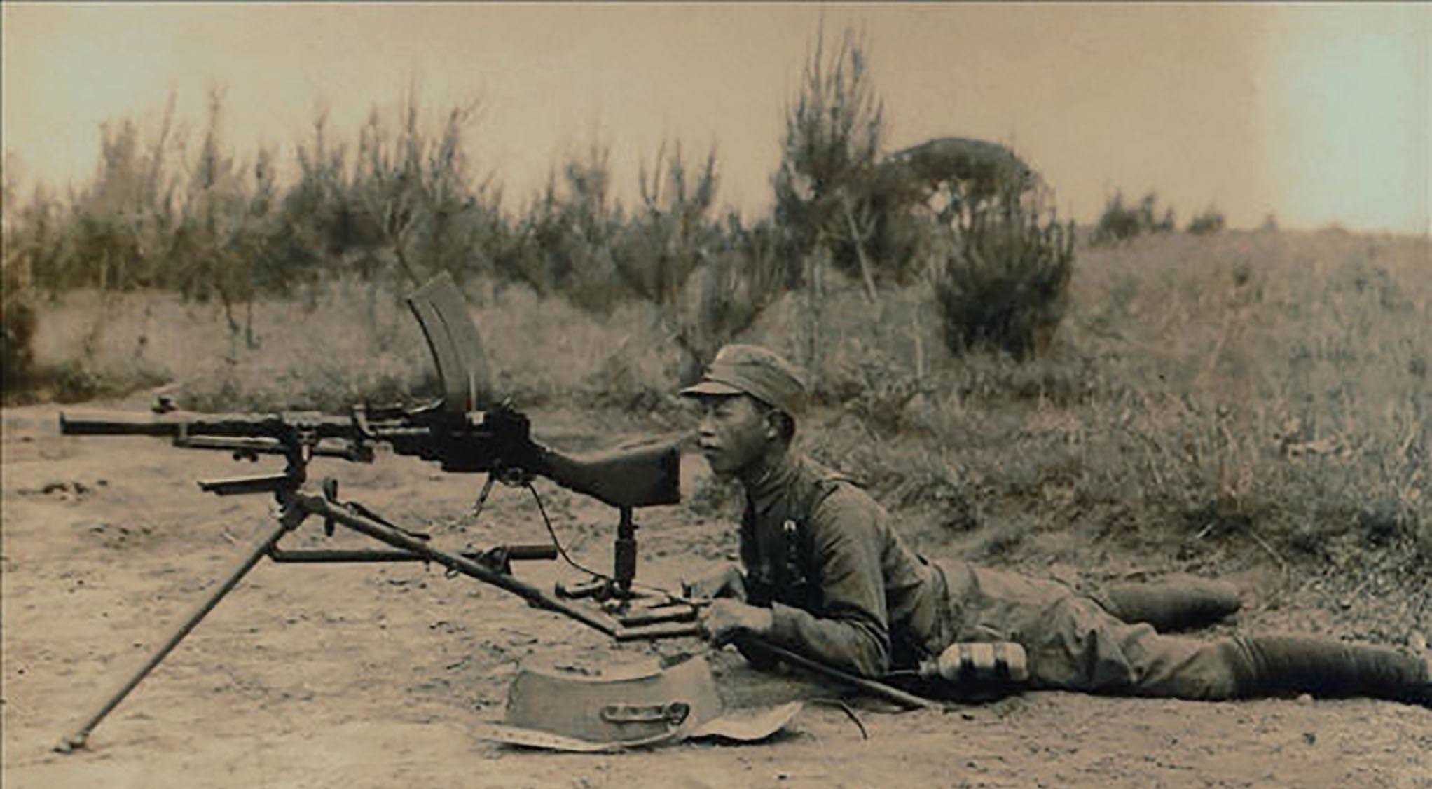 一个高配机枪连,装备8挺重机枪,居然要100多号人"伺候"?