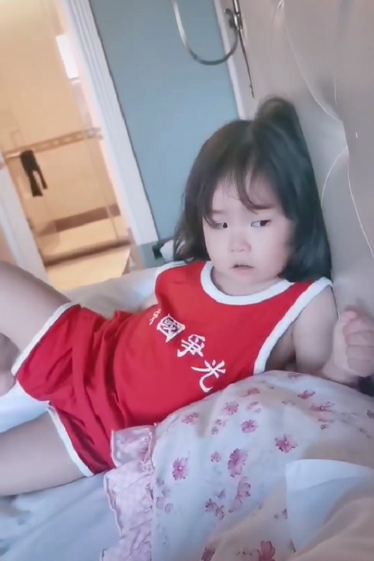 杜若溪获3岁女儿按摩,肉肉偷闻妈妈脚丫好可爱,越长越像严屹宽