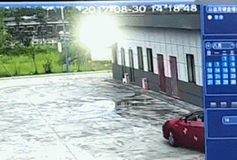 热点|揪心！广西一妈妈倒车时不慎撞死自己的孩子，车尾贴着“实习”标志