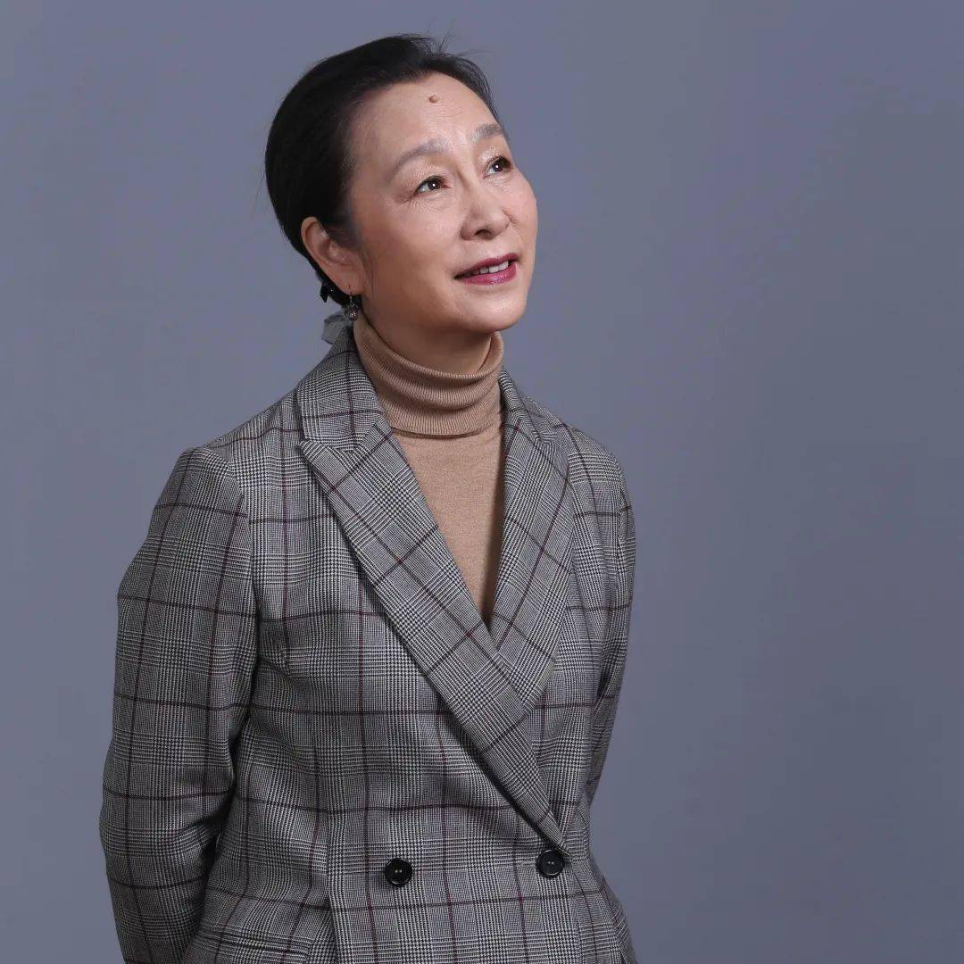 演员奚美娟:没出月子被离婚,单亲妈妈27年,风光背后有眼泪