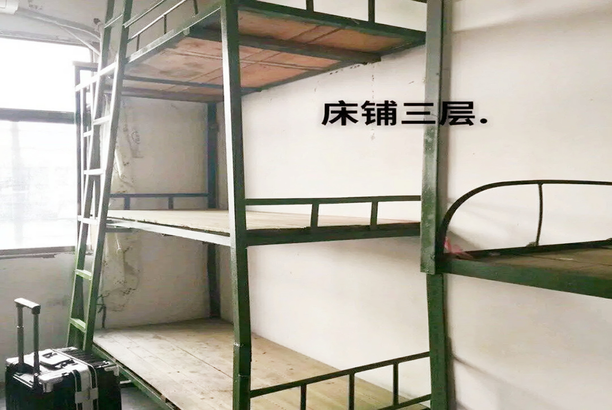 列车硬卧模式被搬到大学宿舍,"骚操作"不断,网友:还好毕业早