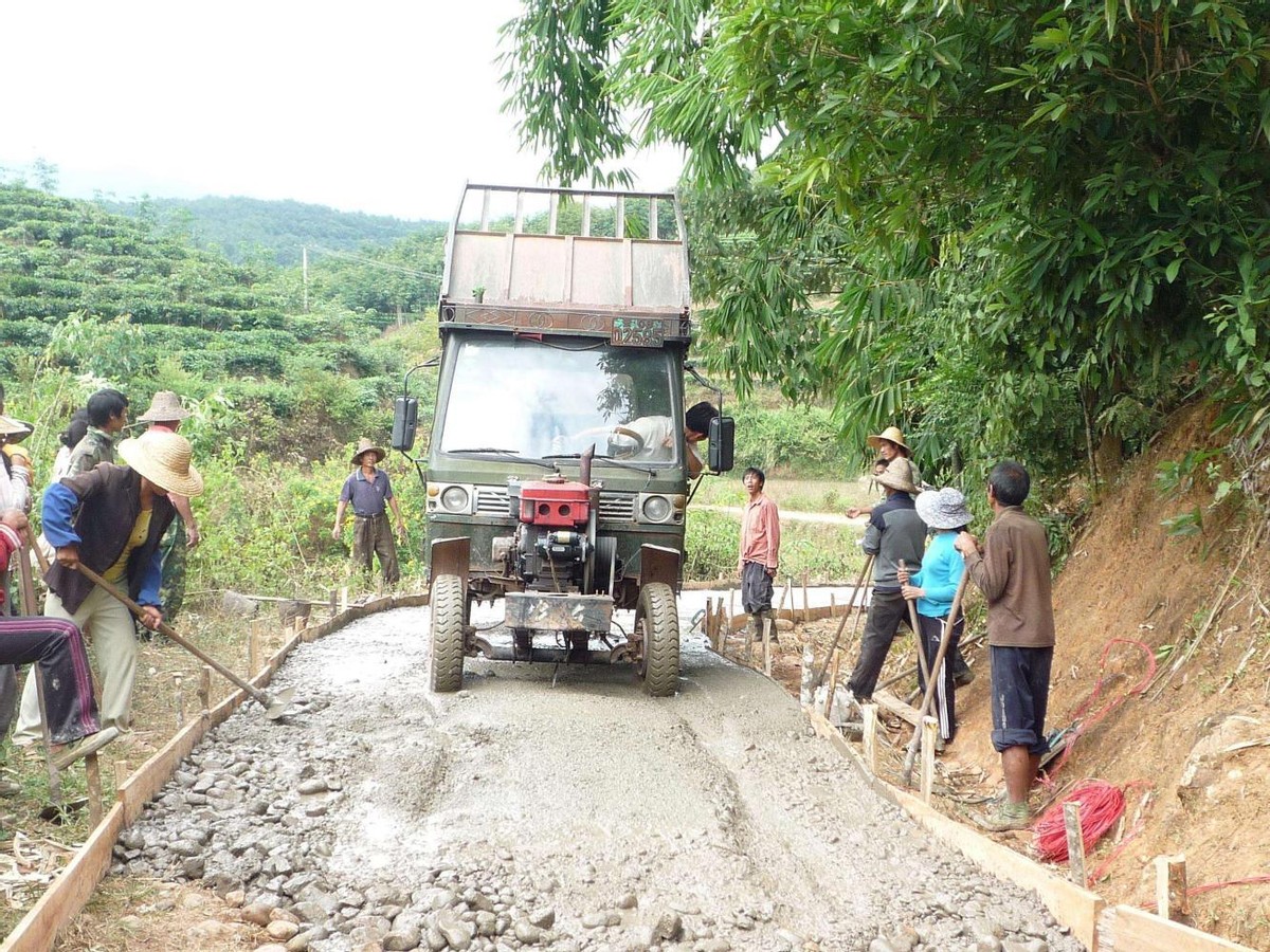 农村修路为啥越来越窄?3.5米明明不够宽,为啥不加宽?答案来了