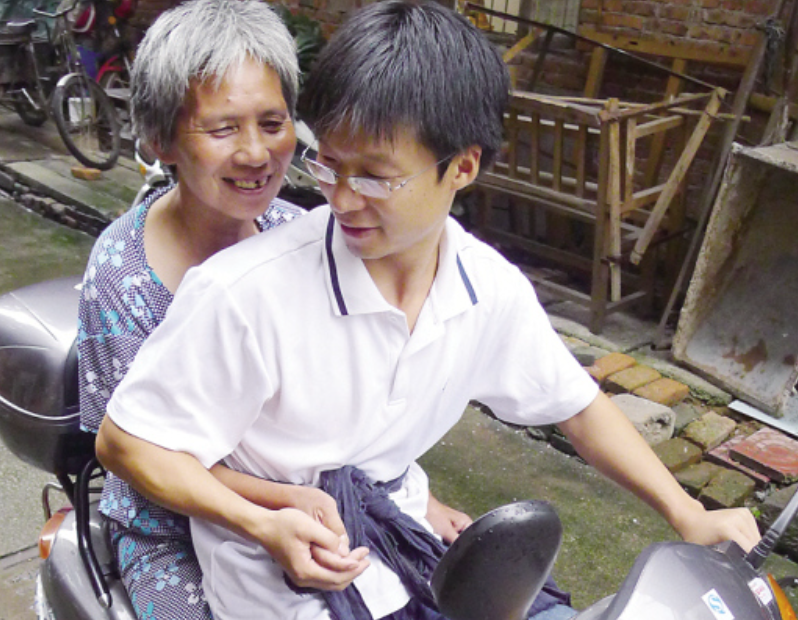 那个绑着患病妈妈骑电车去上课的老师陈斌强,后来怎么样了?