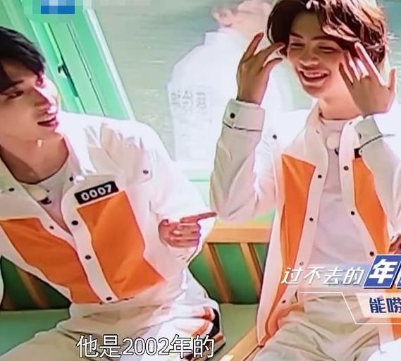 都是录《奔跑吧》,蔡徐坤对毕雯珺态度不同,npc才是亲兄弟